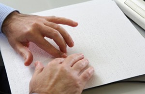 Primer plano de una persona ciega utilizando el sistema de lectoescritura braille