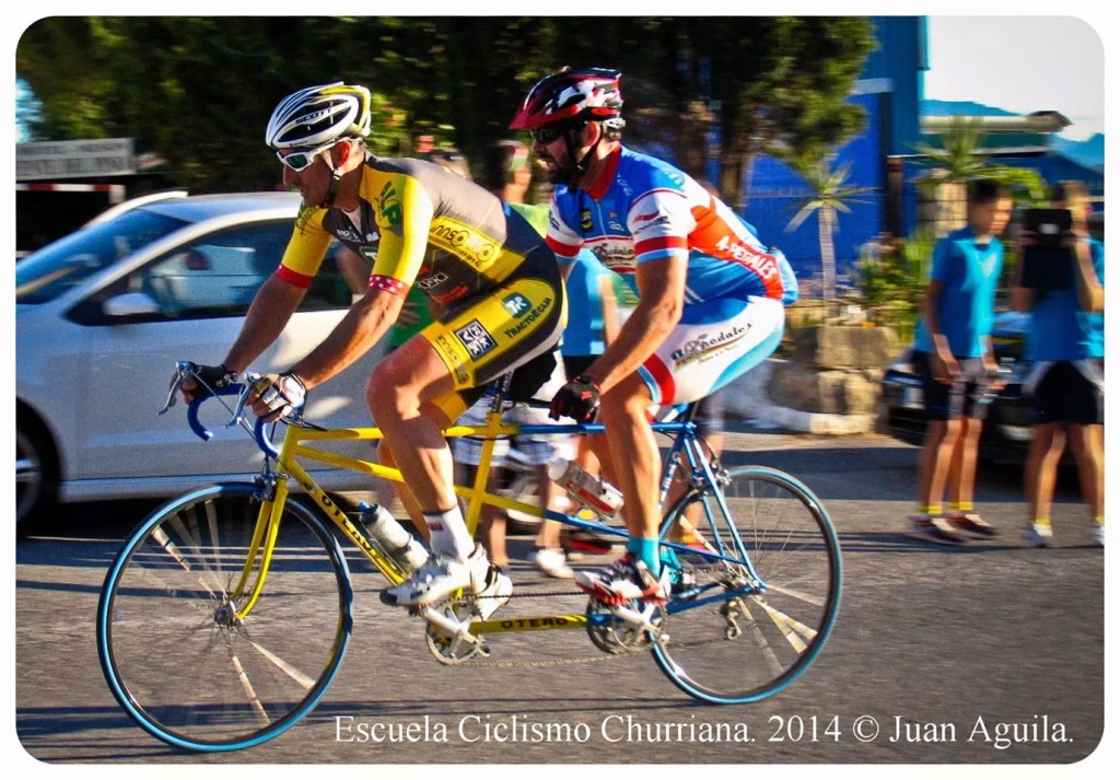 Primer plano de José Manuel junto con otro compañero durante el trayecto en el campeonato de ciclismo de la Escuela Ciclismo Churriana