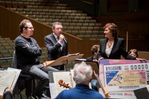 De izquierda a derecha, John Axelrod, director artístico y musical de la ROSS, Cristóbal Martínez, delegado territorial de la ONCE en Andalucía, y Remedios Navarro, directora gerente de la ROSS y del Teatro Maestranza durante la presentación del 25 aniversario de la Orquesta sevillana