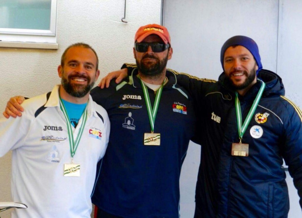 José Manuel Candón, en el centro de la imagen, mejor deportista 2015. Aparece junto a otros dos compañeros galardonados