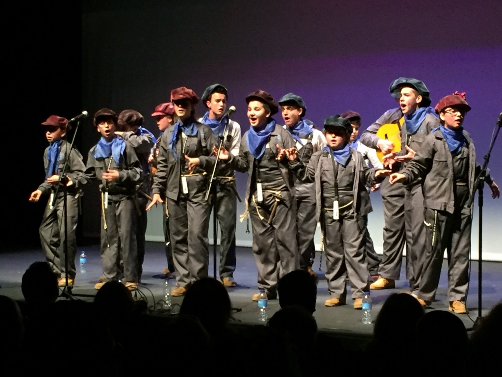 La Comparsa infantil ‘Caminando por la vía‘ canta en el escenario