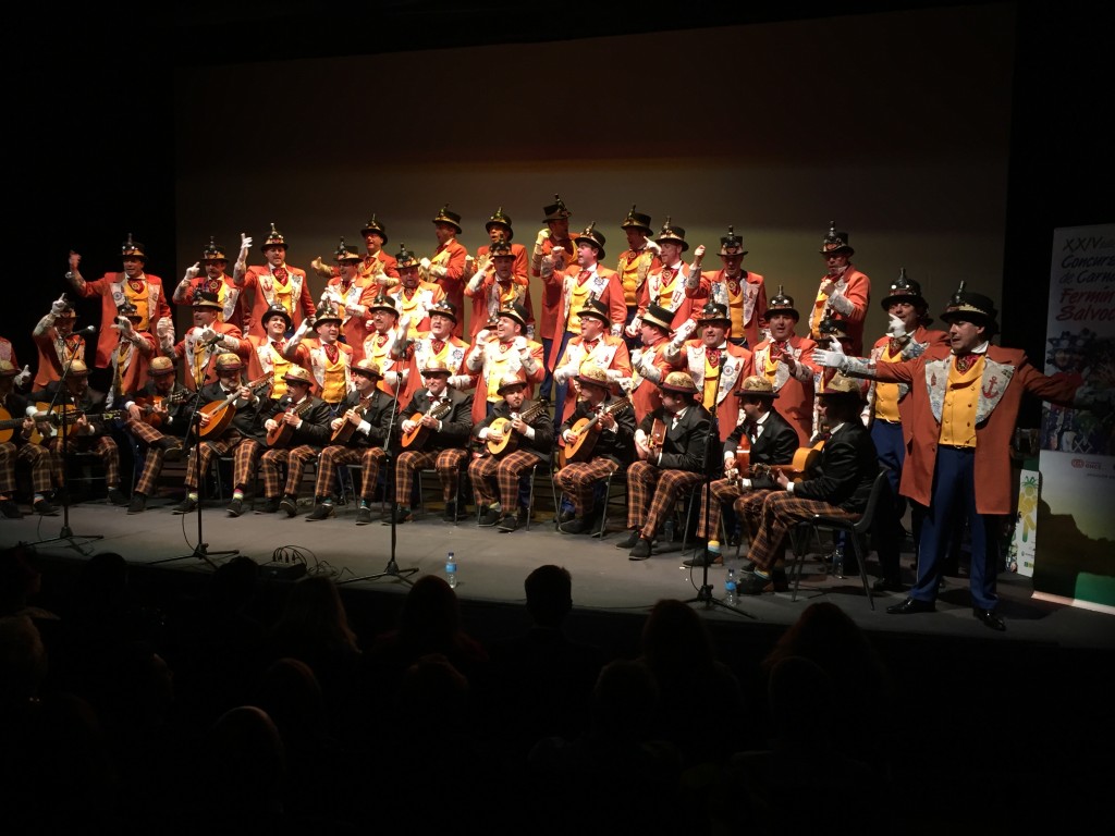 El Coro de Rafael Pastrana 'La vuelta a Cádiz en 80 mundos' canta en el escenario