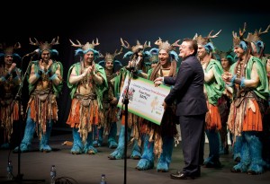 Ángel Sánchez, director general de la ONCE, entrega el premio a la comparsa 'El Creador'