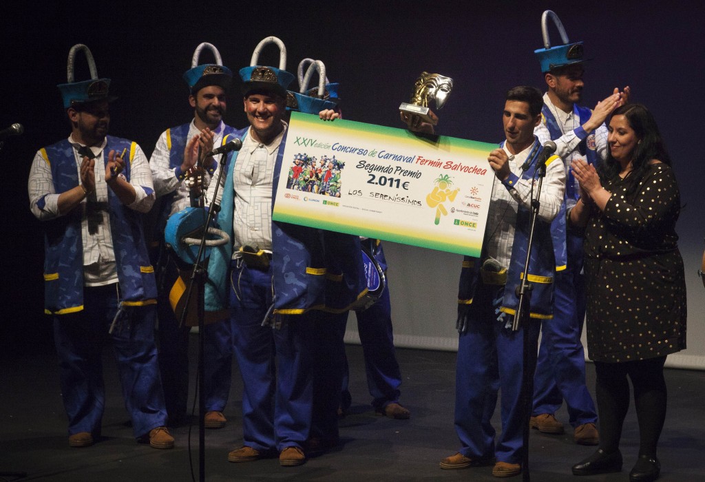 La Chirigota 'Los Serenísimos' muestra al público el 2º premio obtenido