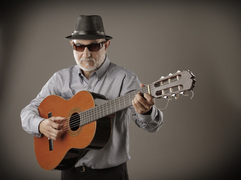Rafael Crespo posa con su guitarra para una fotografía del disco 