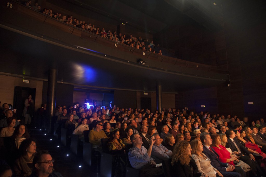 El público del teatro 'La tía Norica' observa atento las actuaciones
