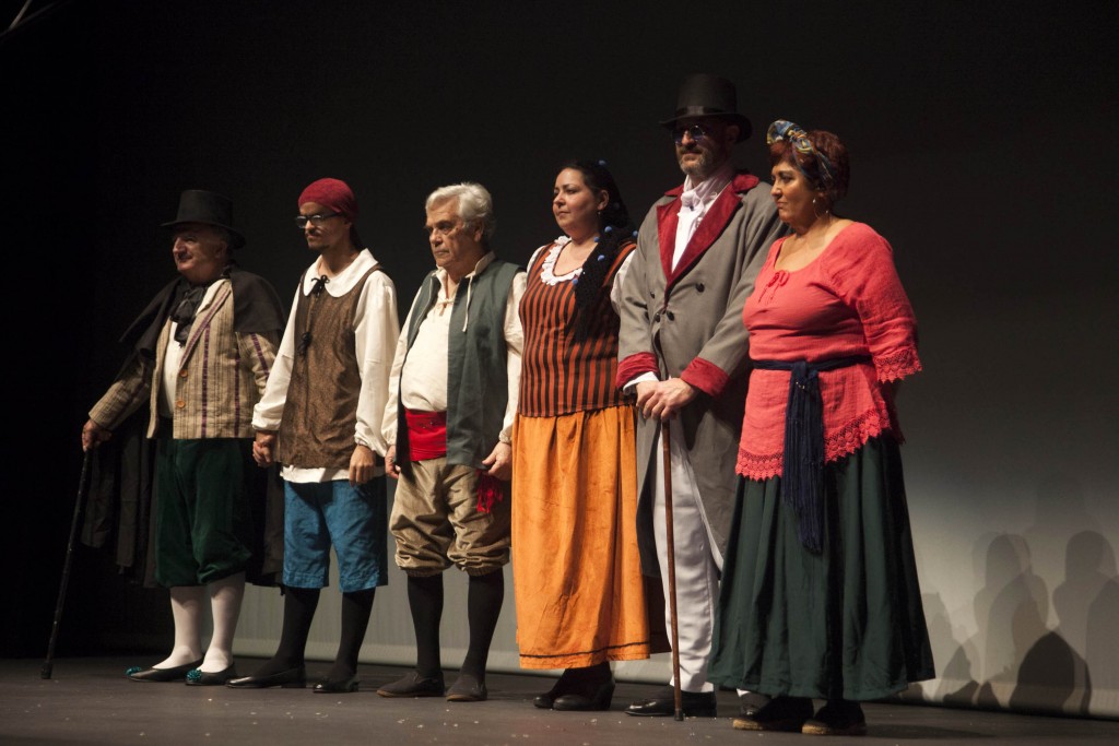 La agrupación teatral Orozú en el escenario