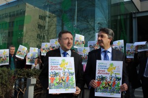 Cristóbal Martínez, delegado territorial de la ONCE en Andalucía, Ceuta y Melilla, y Alberto Ríos, director de la ONCE de Cádiz. Aparecen a las puertas de la sede de la ONCE en Cádiz mostrando el cartel del concurso de este año