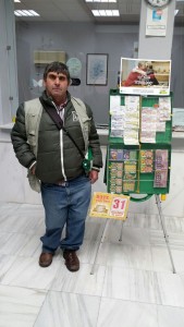 Antonio González, vendedor con suerte, en su puesto de venta habitual