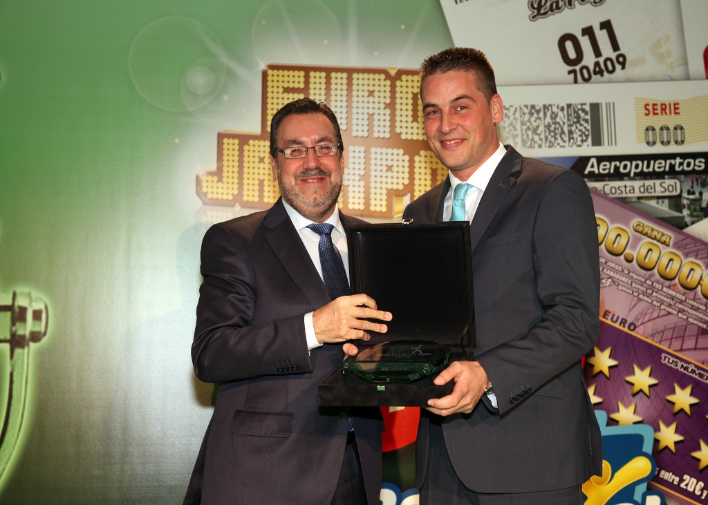 Miguel Carballeda entrega el reconocimiento a José María Romero