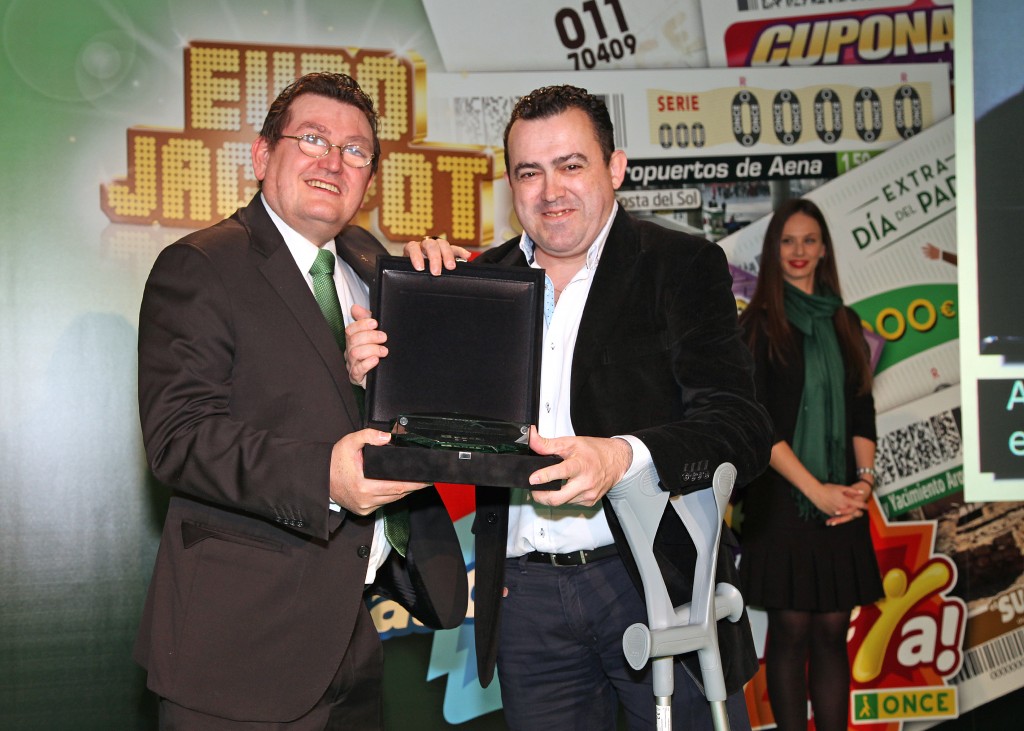 El director general de la ONCE, Ángel Sánchez, entrega el reconocimiento a Javier Joyera, vendedor del año de Málaga