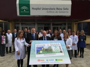 Foto de familia a las puertas del edificio de gobierno del hospital Reina Sofía