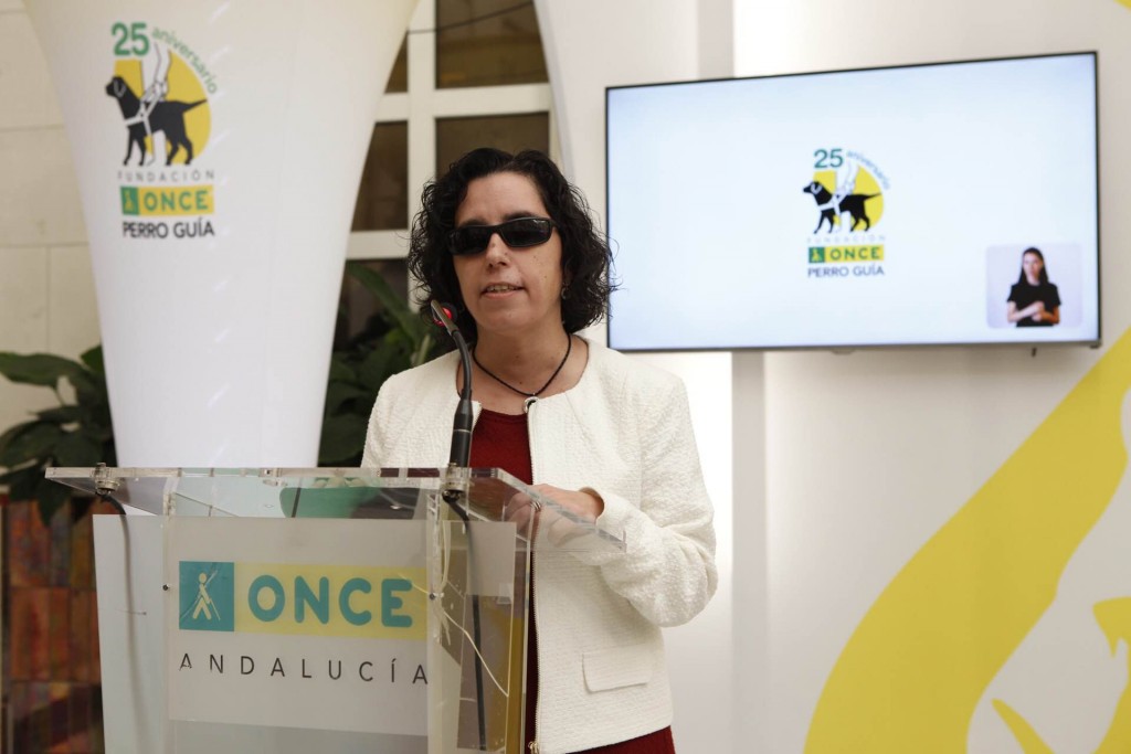 Primer plano de Isabel Viruet desde el atril durante su intervención