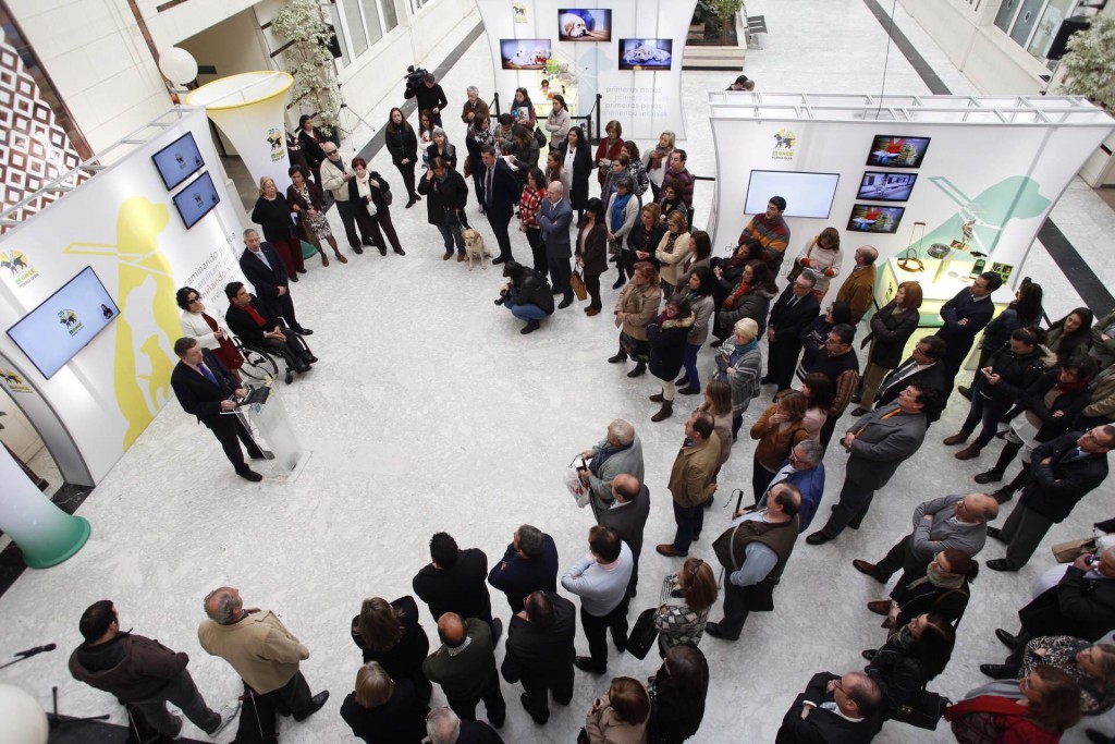 Vista área del patio de la Delegación Territorial lleno de público