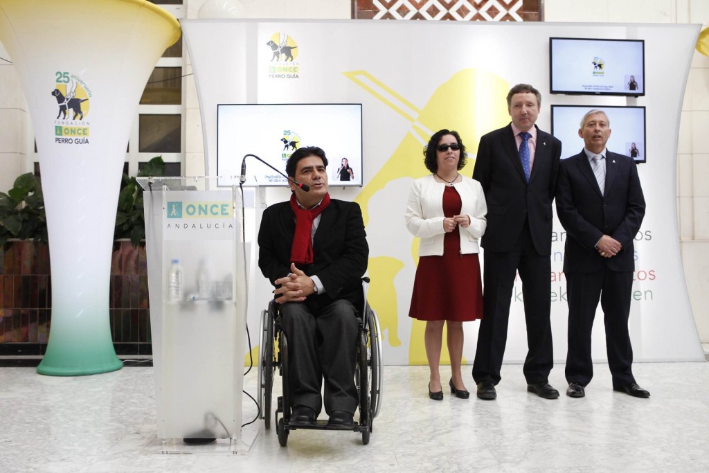 Gonzalo Rivas hablando con Isabel Viruet, Cristóbal Martínez y José Antonio Toledo al fondo