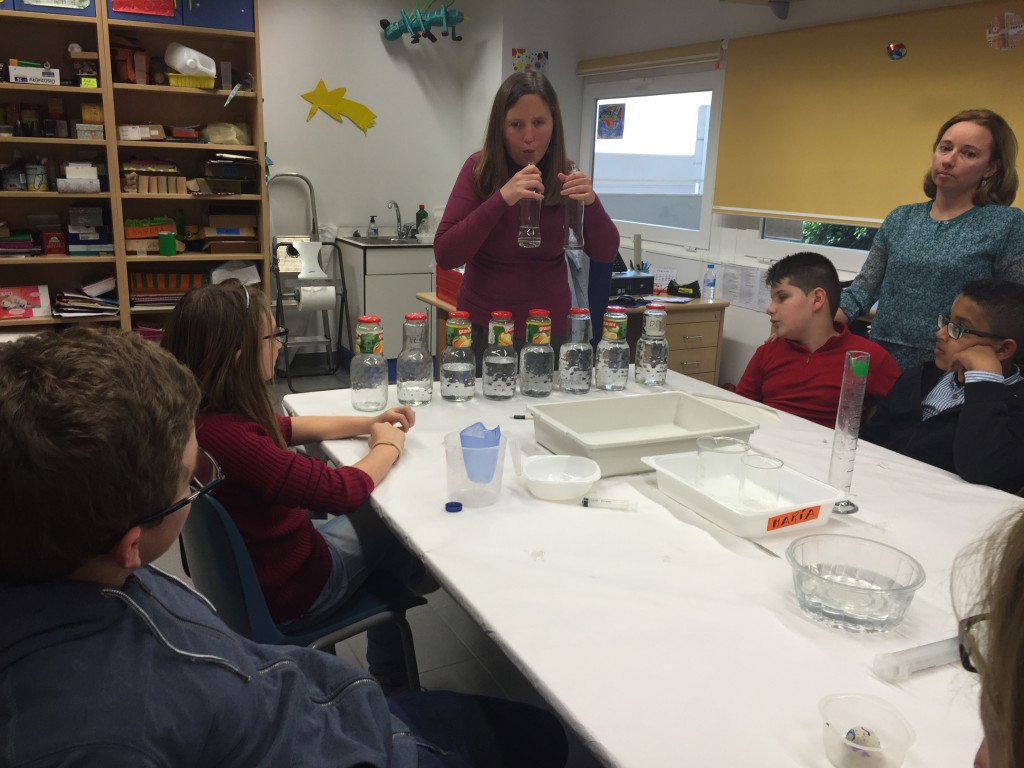 La profesora de música del CRE enseña música con el sonido del viento sobre botellas de cristal vacías