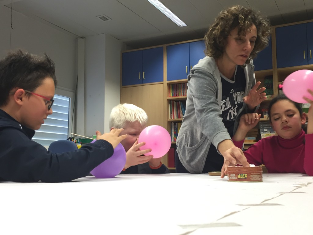 Alumnos juegan con los globos para hablar de física 