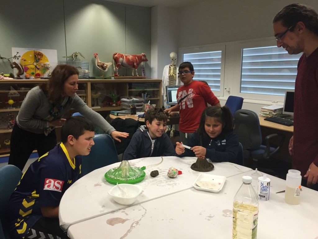 Alumnos conocen el funcionamiento de los volcanes a través de plásticas