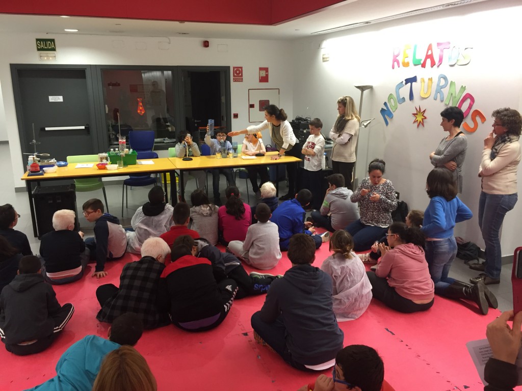 Alumnos escuchan a sus compañeros exponer las conclusiones de los talleres