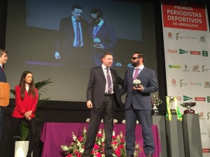 Martínez y Candón en el escenario en el momento de la entrega del premio