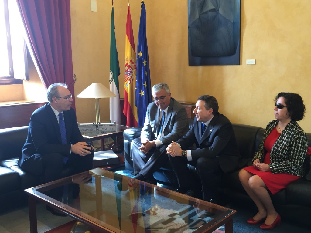 El delegado territorial y la presidenta del Consejo sentados en el sofá del despacho del presidente de la Cámara autonómica con el consejero de Economía y Empleo