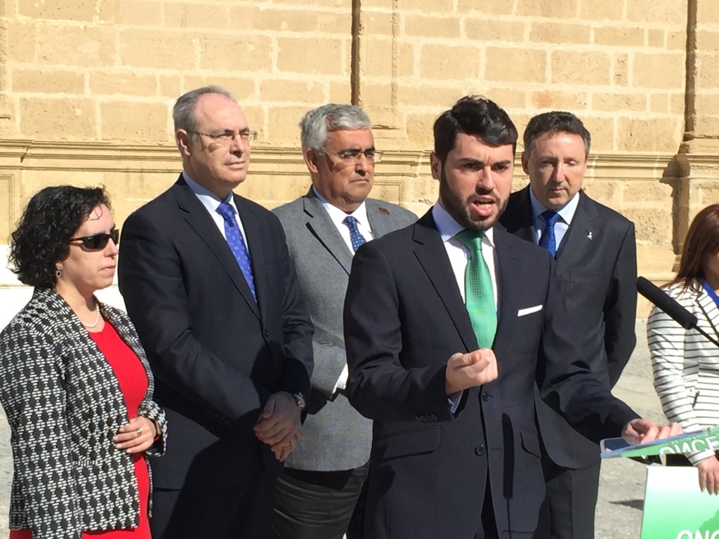 Primer plano de Álvaro Bernal cantando el himno
