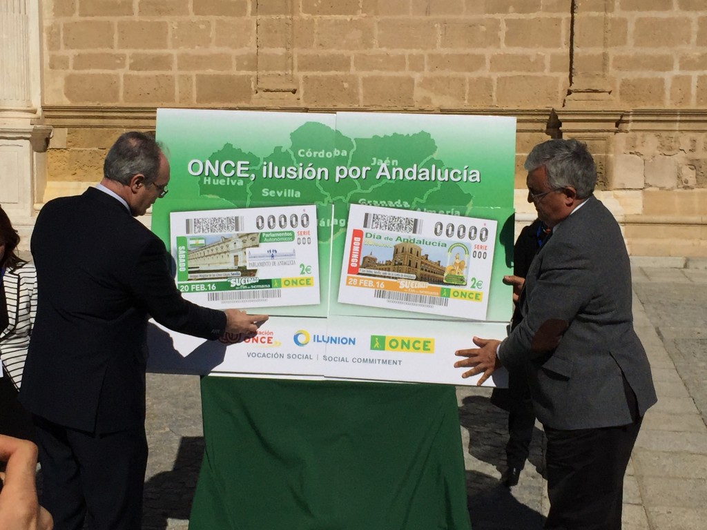 Durán y Ramírez colocan las piezas para componer la imagen de los cupones