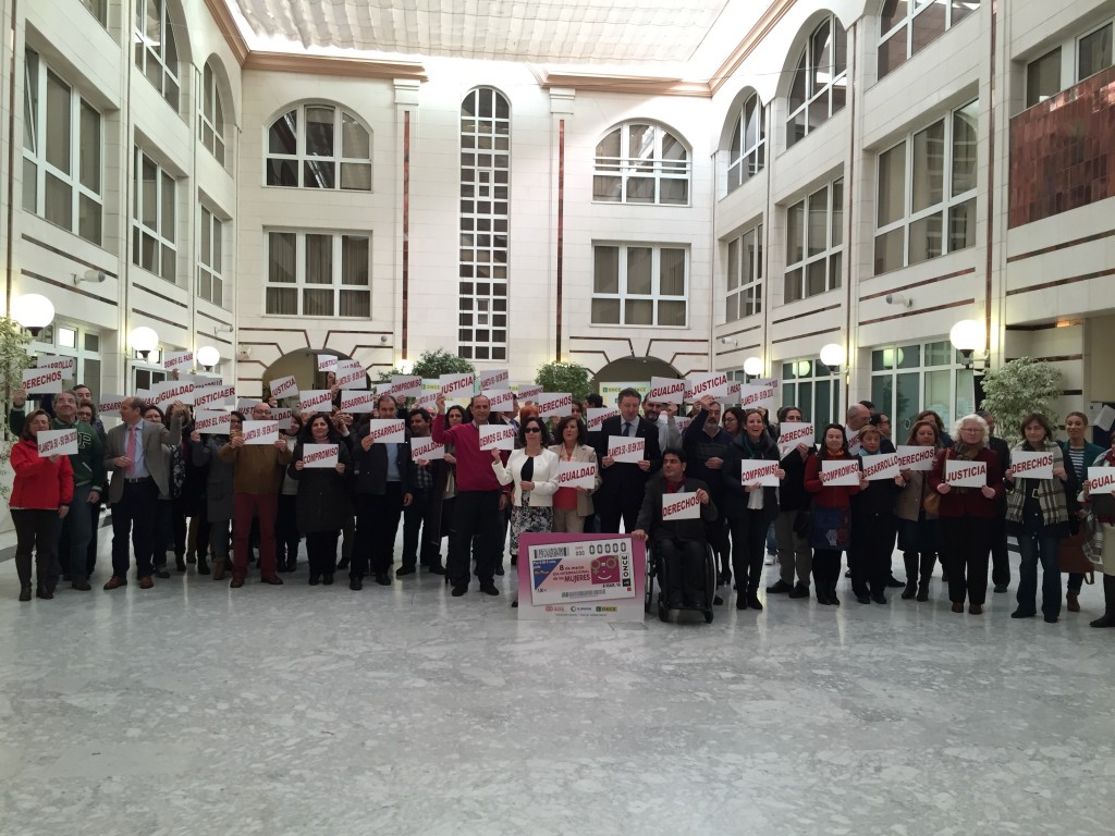 Todos los asistentes al acto portan carteles en defensa de la igualdad