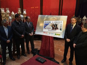 Los intervinientes en el acto posan junto al cupón dedicado al Gran Poder