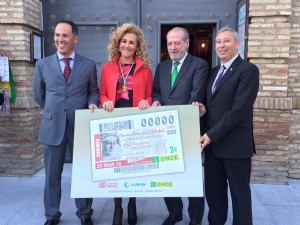 José Francisco Verdón, Carmen Herrera, Fernando Rodríguez Villalobos y José Antonio Toledo posan con el cupón de la Soledad en la puerta de la iglesia