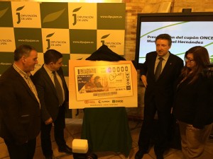 El delegado territorial y el presidente de la Diputación descubren la imagen del cupón