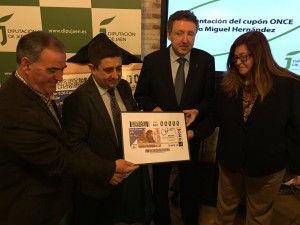 El presiente de la Diputación y el delegado territorial sostienen la imagen del cupón con el alcalde de Quesada y la directora de la ONCE en Jaén