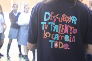 Primer plano del eslogan del concurso impreso en una camiseta