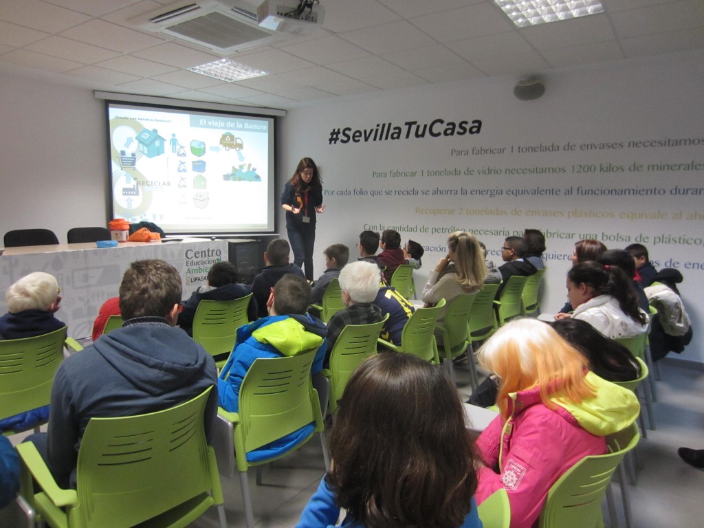 Vista general de los alumnos atendiendo el aula de LIPASAM