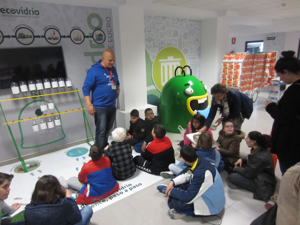 Alumnos sentados alrededor del monitor