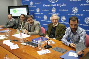 los participantes en la rueda de prensa en la mesa durante sus intervenciones