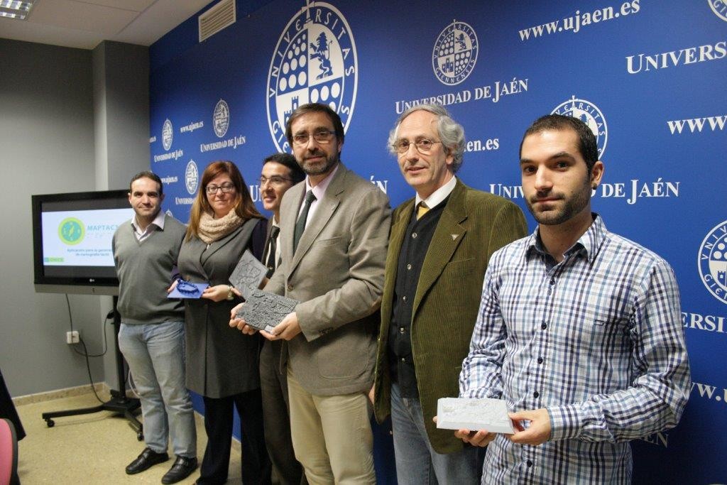 Foto de familia de los participantes posando para las cámaras