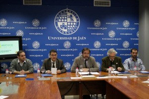 Otro aspecto de la mesa de la rueda de prensa