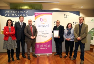 Posado gráfico del rector de la Universidad de Málaga, directora de la Fundación Bequal y el delegado territorial de la ONCE entre otros 