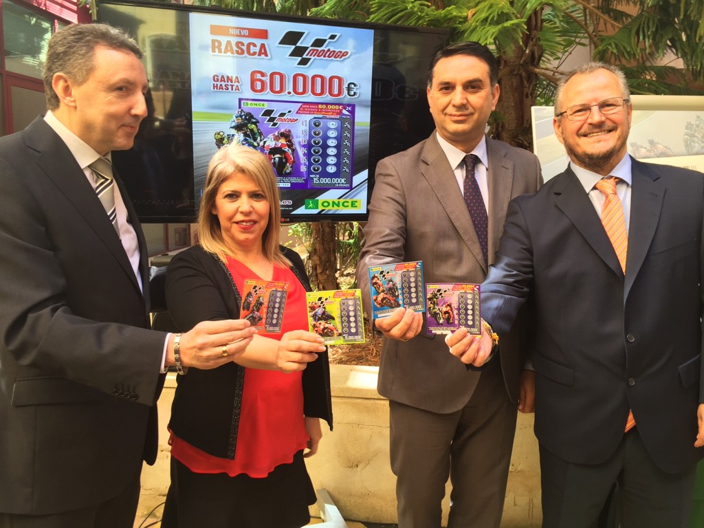 De izquierda a derecha Cristóbal Martínez, Carmen Sánchez, Francisco Javier Fenrández, y Patricio Cárceles sostienen sonrientes un Rasca MotoGP para el posado gráfico