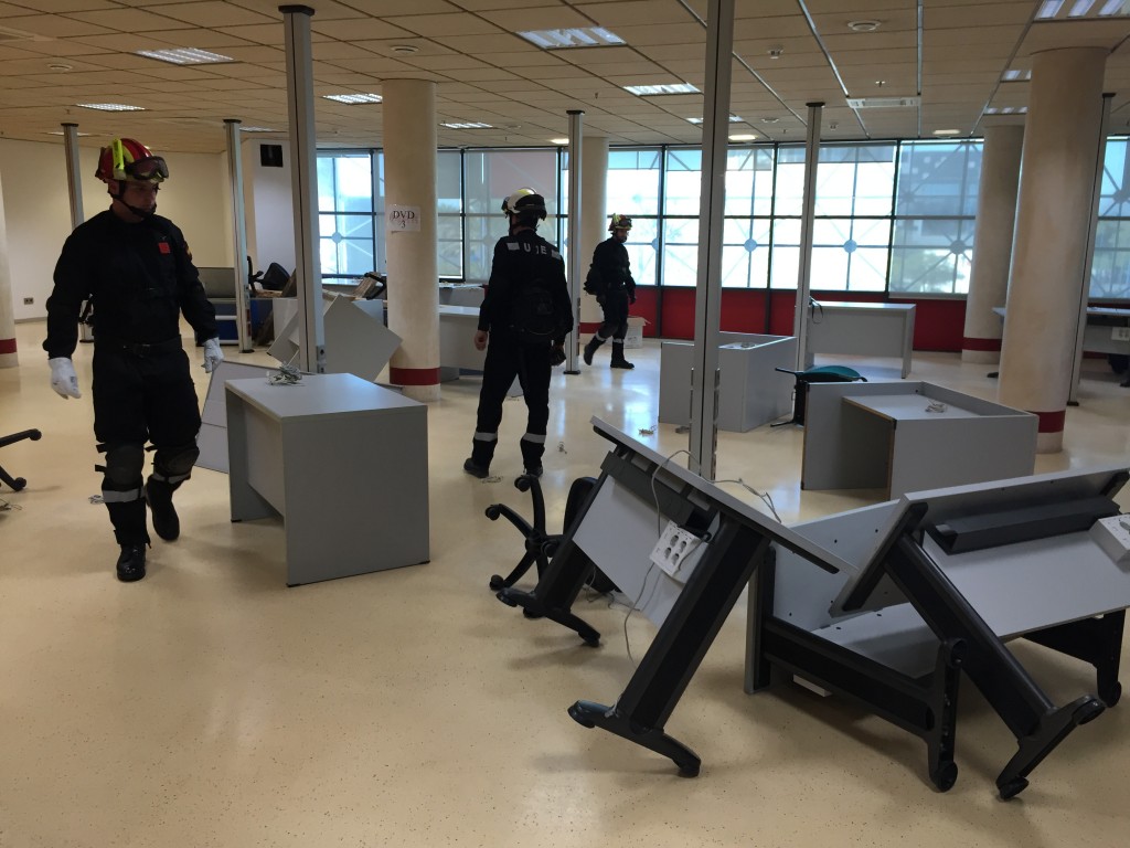 Inspección realizada por especialistas del mobiliario caido al suelo tras el supuesto temblor