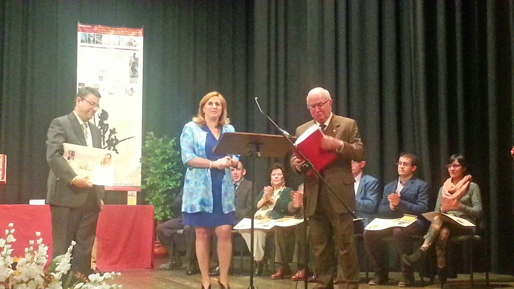 La directora de la ONCE en Córdoba se levanta y se reúne en el escenario junto al alcalde de Baena