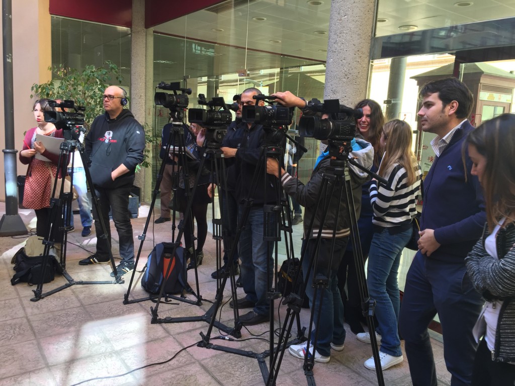 Diferentes medios de comunicación se reúnen con sus respectivas cámaras en la entrada donde ha tenido lugar la cita de presentación