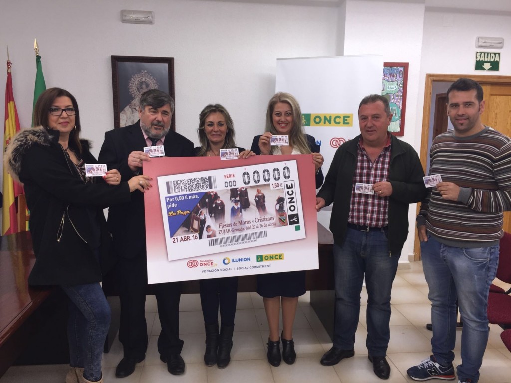 Alberto Morillas, director de la ONCE de Granada, se rodea del resto de la corporación municipal para presentar el nuevo cupón que sostienen entre sus manos.