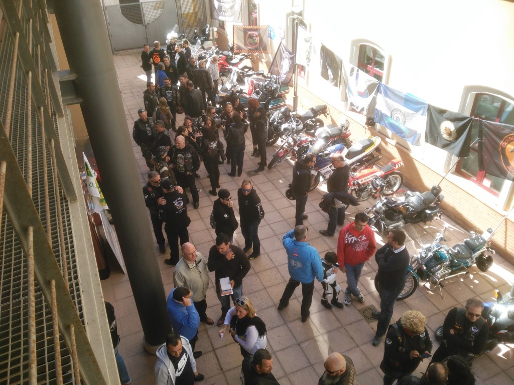 Vista panorámica de los motoristas (motos y banderas) integrantes de los diferentes clubes que han colaborado y participado en el acto celebrado en Jerez por la ONCE