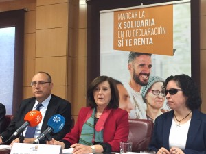 La mesa en la que se presentó la campaña solidaria estaba presidida por Manuel Sánchez Montero, seguido por la Consejera de Igualdad y y Políticas Sociales de la Junta de Andalucía, María José Sánchez Rubio y por Isabel Viruet, presidenta del Consejo Territorial de la Once. A las espaldas de los representantes de la mesa, se hallaba el cartel que apoya la campaña.