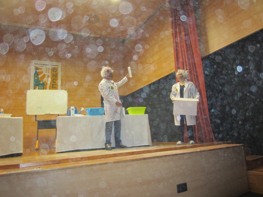 Inauguración de las Jornadas Lúdicas en el CRE de la ONCE con la representación de dos monitores sobre el escenario