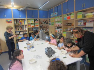 Imagen que refleja uno de los talleres científicos organizados para los niños asistentes en el CRE de la ONCE