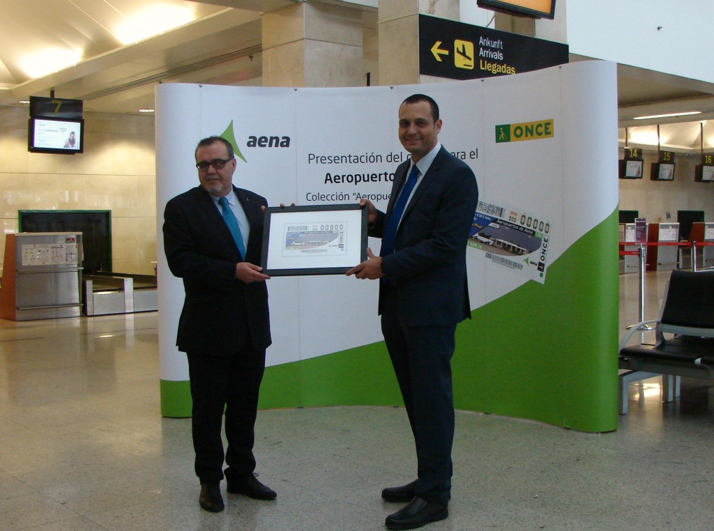 Los directores de la ONCE y el aeropuerto de Jerez muestran la imagen del cupón