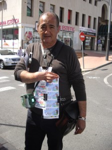 El vendedor de la ONCE, Juan Manuel Alonso continúa con sus ventas en la ciudad almeriense Roquetas de Mar tras vender nueve cupones premiados